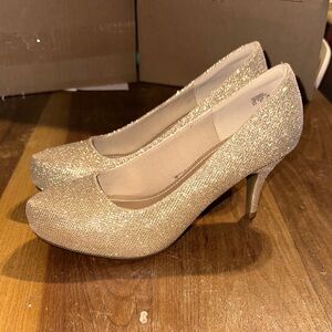 Dream Pairs Elegant Silver Glitter Heels Sz 9.5 NWOT